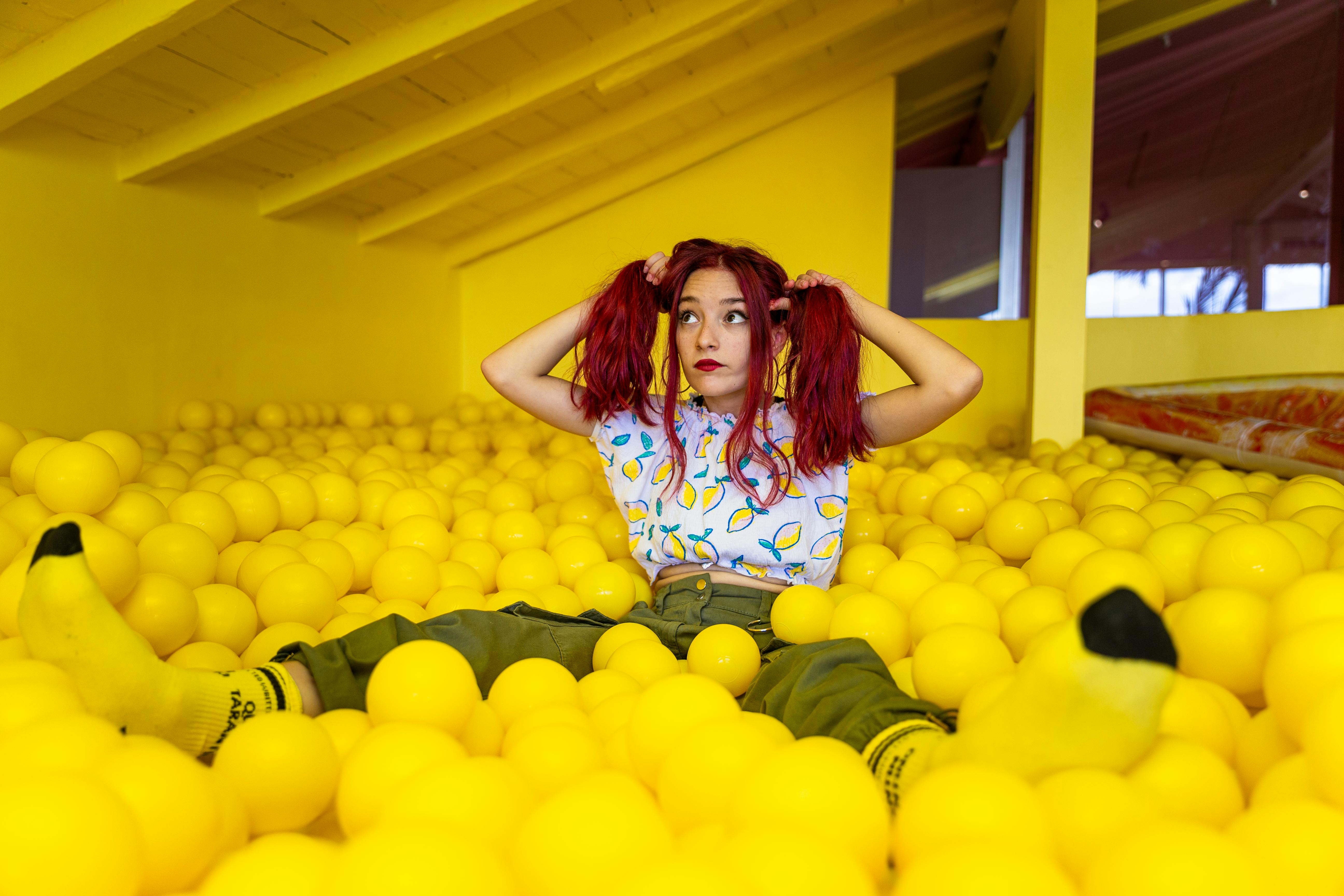 现代城市氛围背景图用于电视剧专题推荐